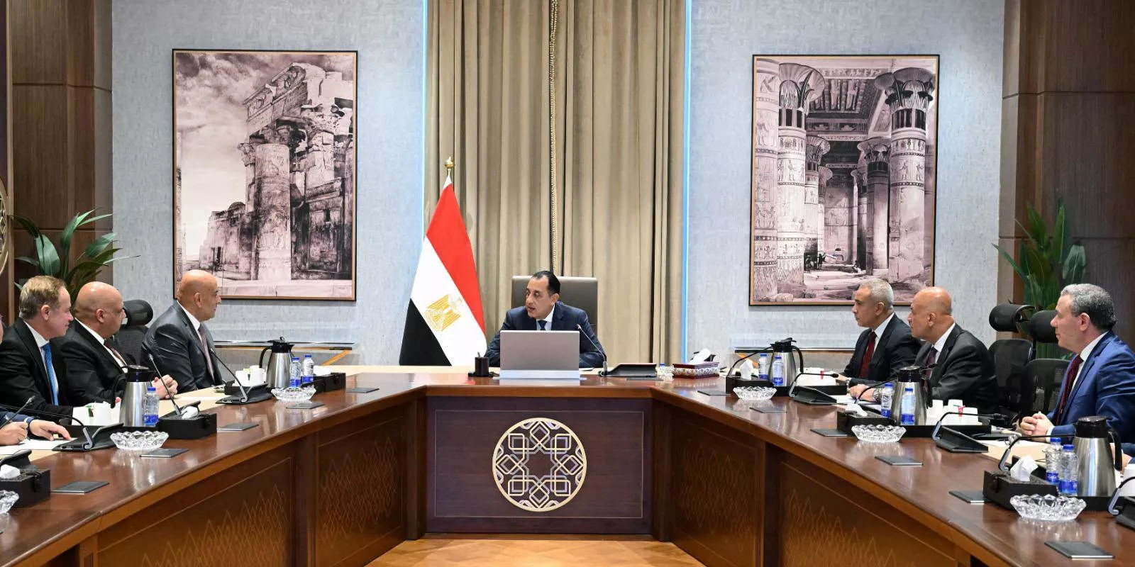 رئيس الوزراء يجتمع مع مسئولي شركة أكوا