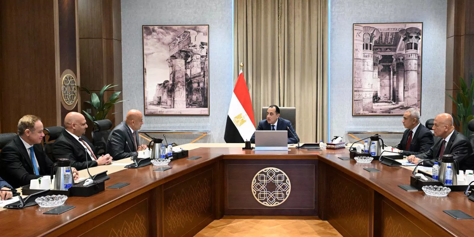رئيس الوزراء يجتمع مع مسئولي شركة أكوا