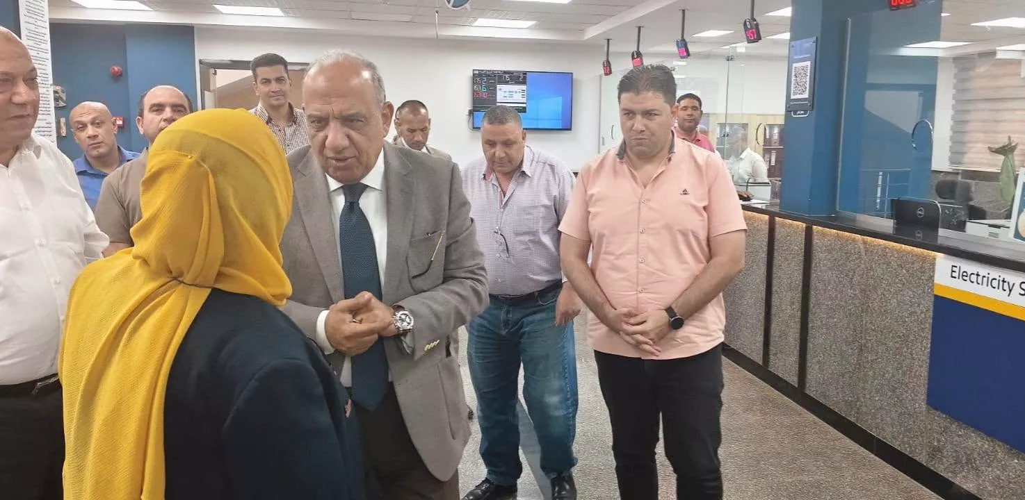 وزير الكهرباء يتفقد إدارة شبكات كهرباء مدينة الشروق