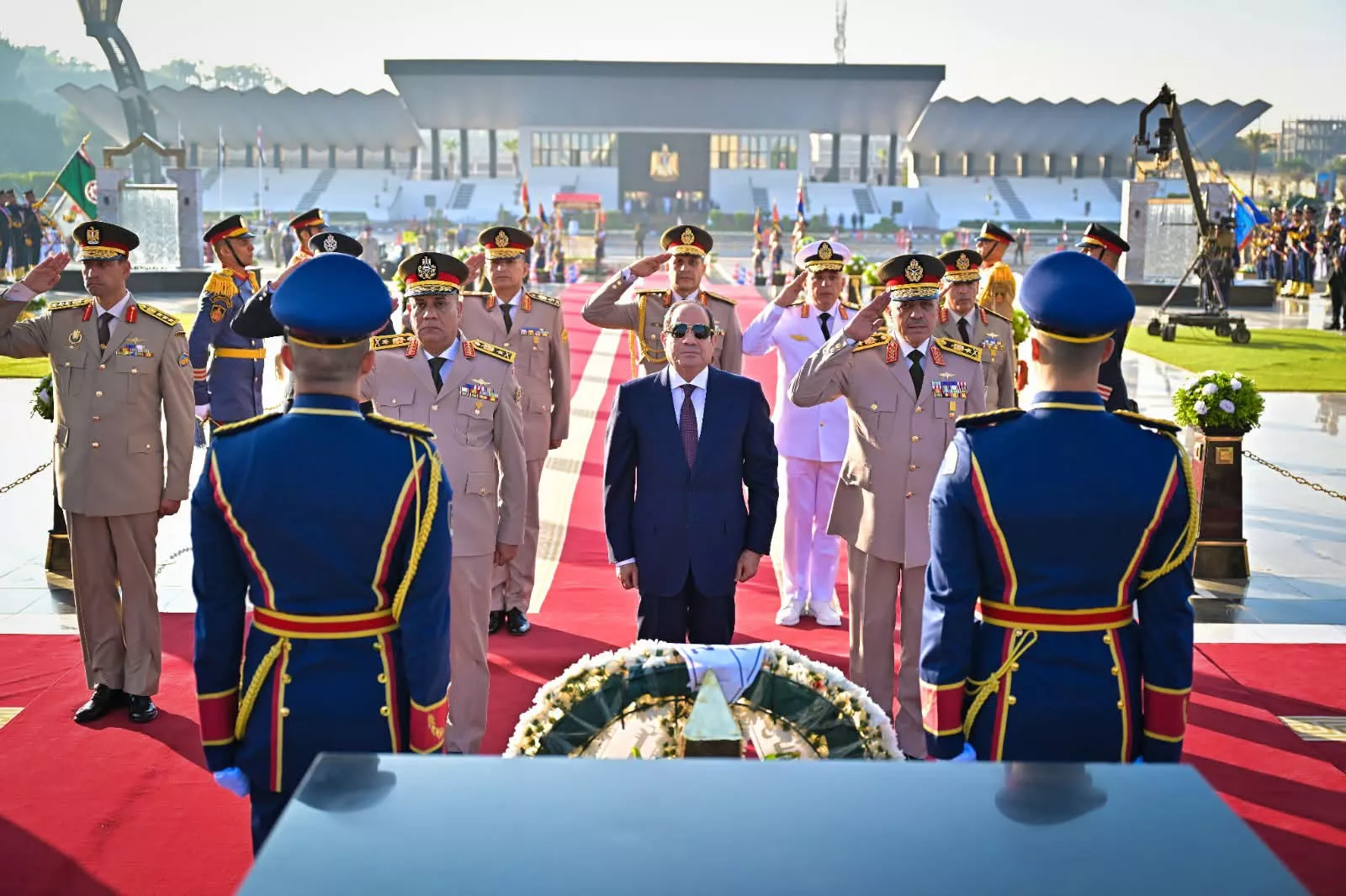 الرئيس السيسي يضع إكليل من الزهور على النصب التذكاري لشهداء القوات المسلحة