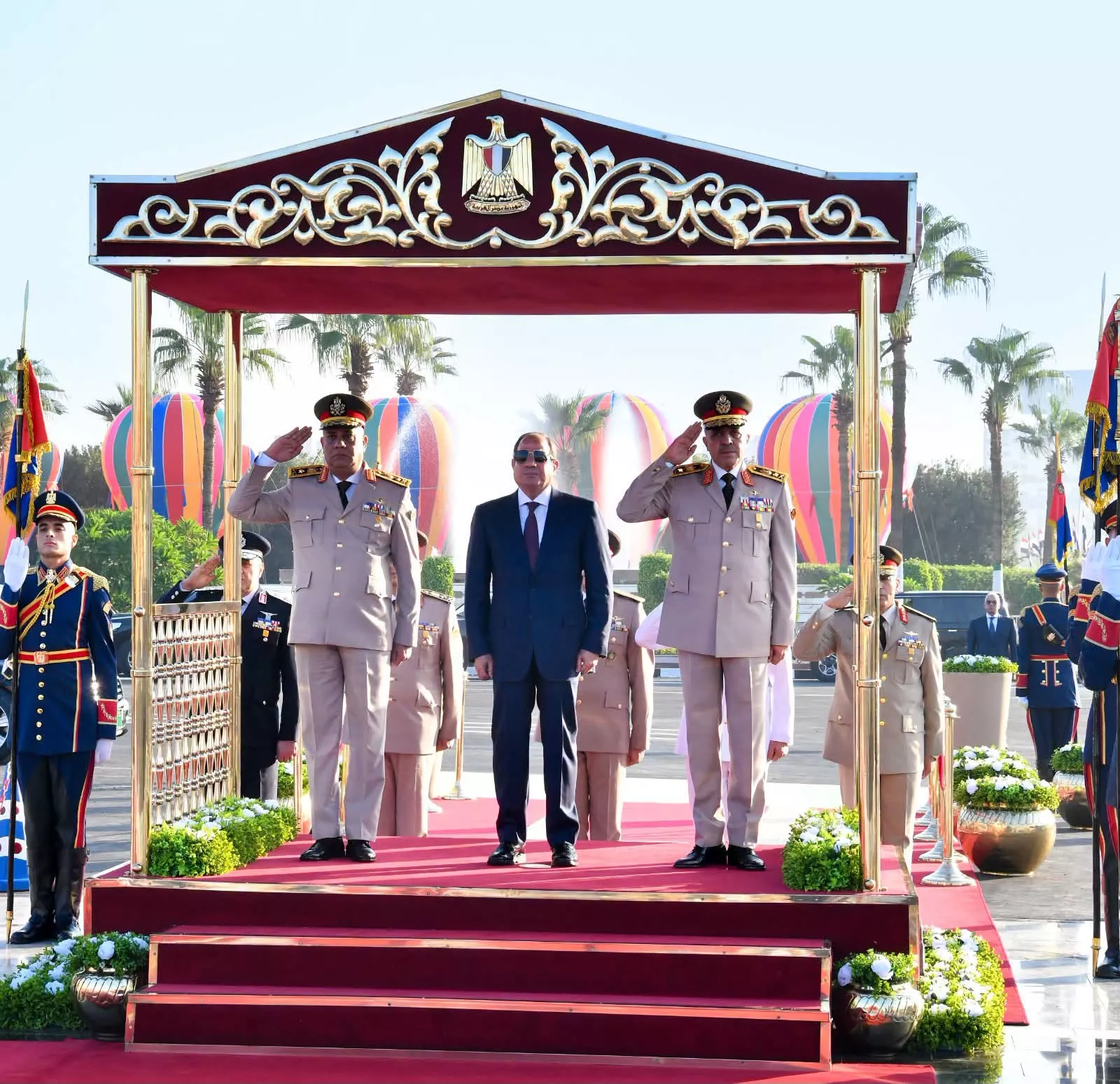 الرئيس السيسي يضع إكليل من الزهور على النصب التذكاري لشهداء القوات المسلحة