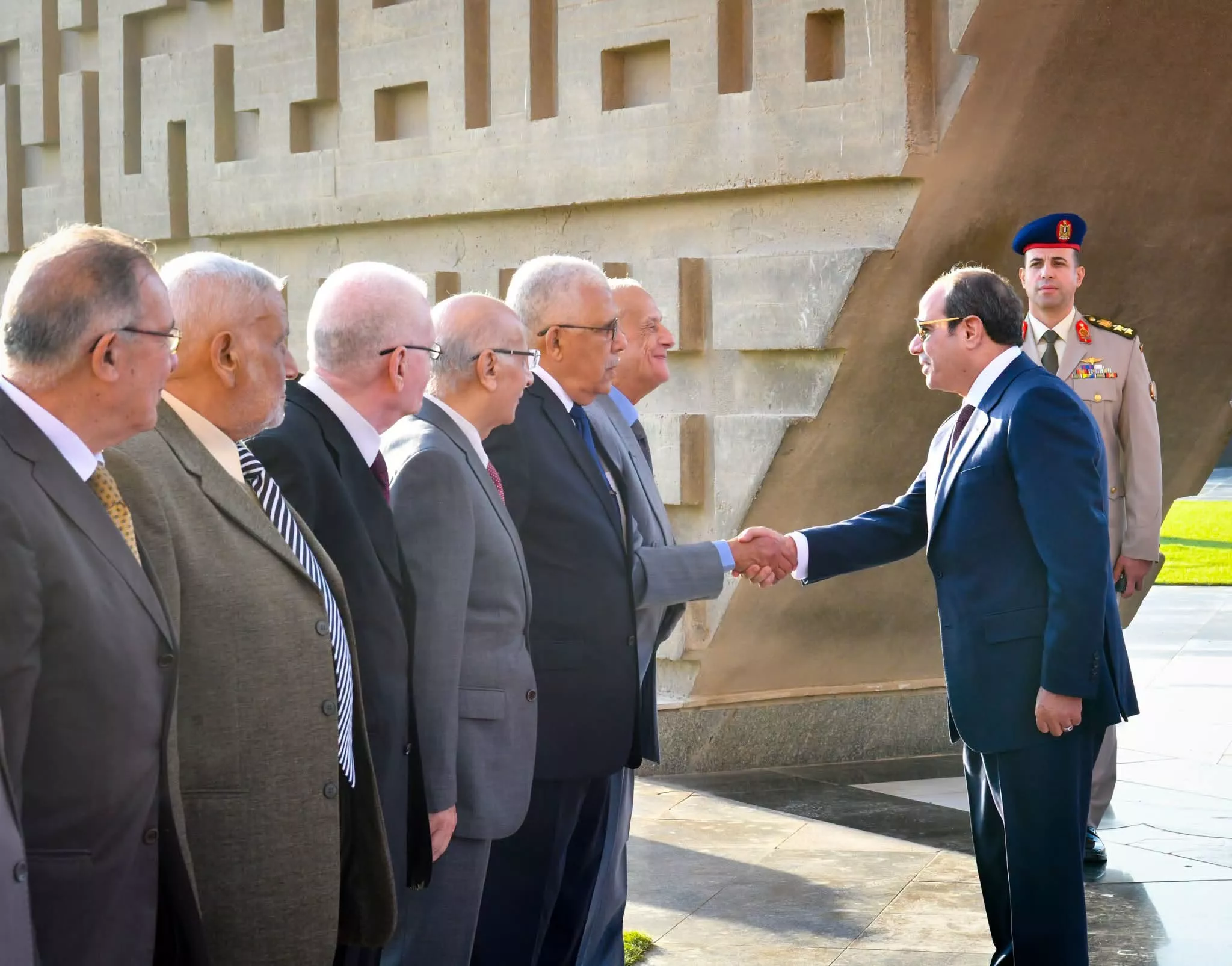 الرئيس السيسي يضع إكليل من الزهور على النصب التذكاري لشهداء القوات المسلحة