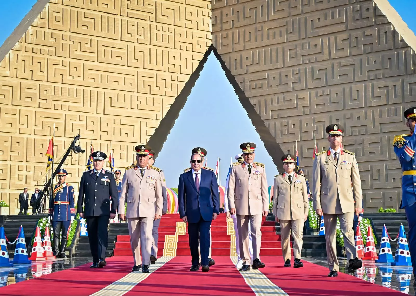 الرئيس السيسي يضع إكليل من الزهور على النصب التذكاري لشهداء القوات المسلحة