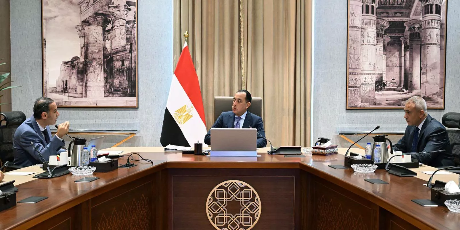 رئيس الوزراء يجتمع مع رئيس الهيئة العامة للرقابة المالية