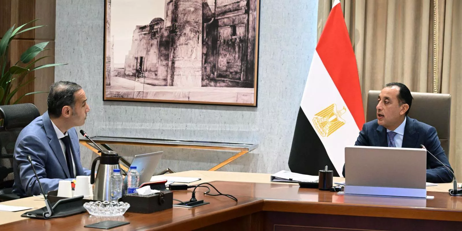 رئيس الوزراء يجتمع مع رئيس الهيئة العامة للرقابة المالية
