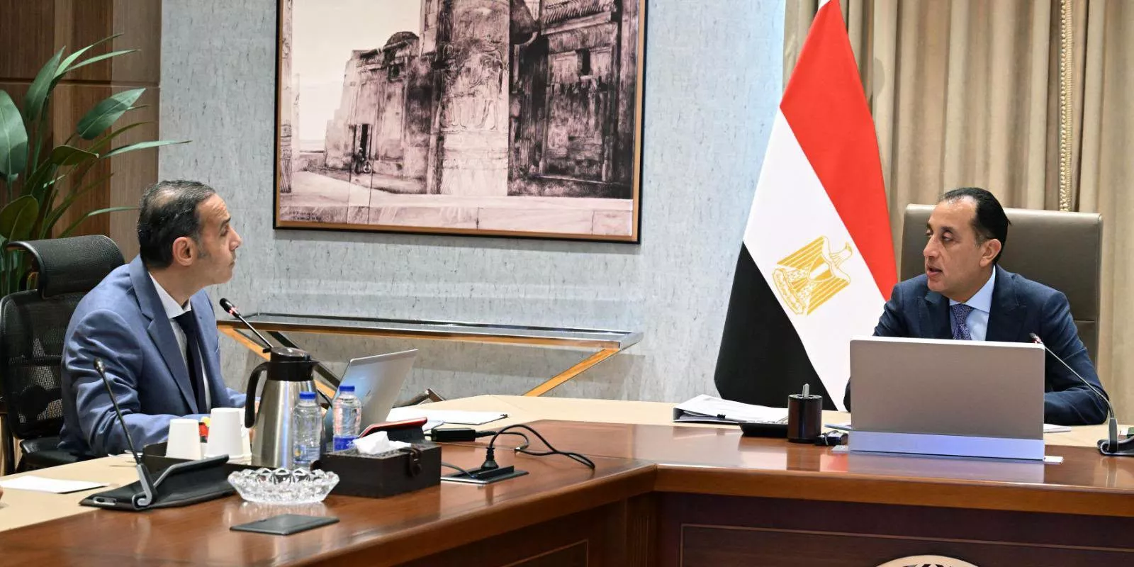 رئيس الوزراء يجتمع مع رئيس الهيئة العامة للرقابة المالية