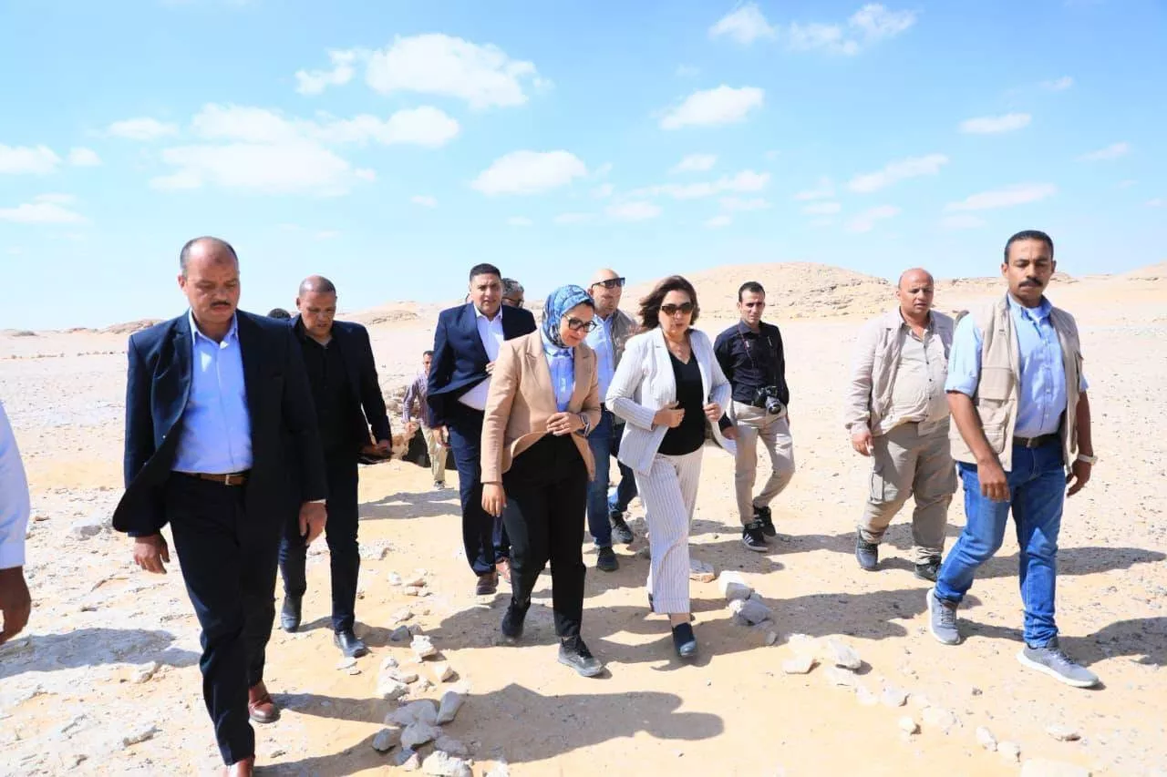 منال عوض ومحافظ الوادي الجديد تتفقدان منطقة كهف الجارة 