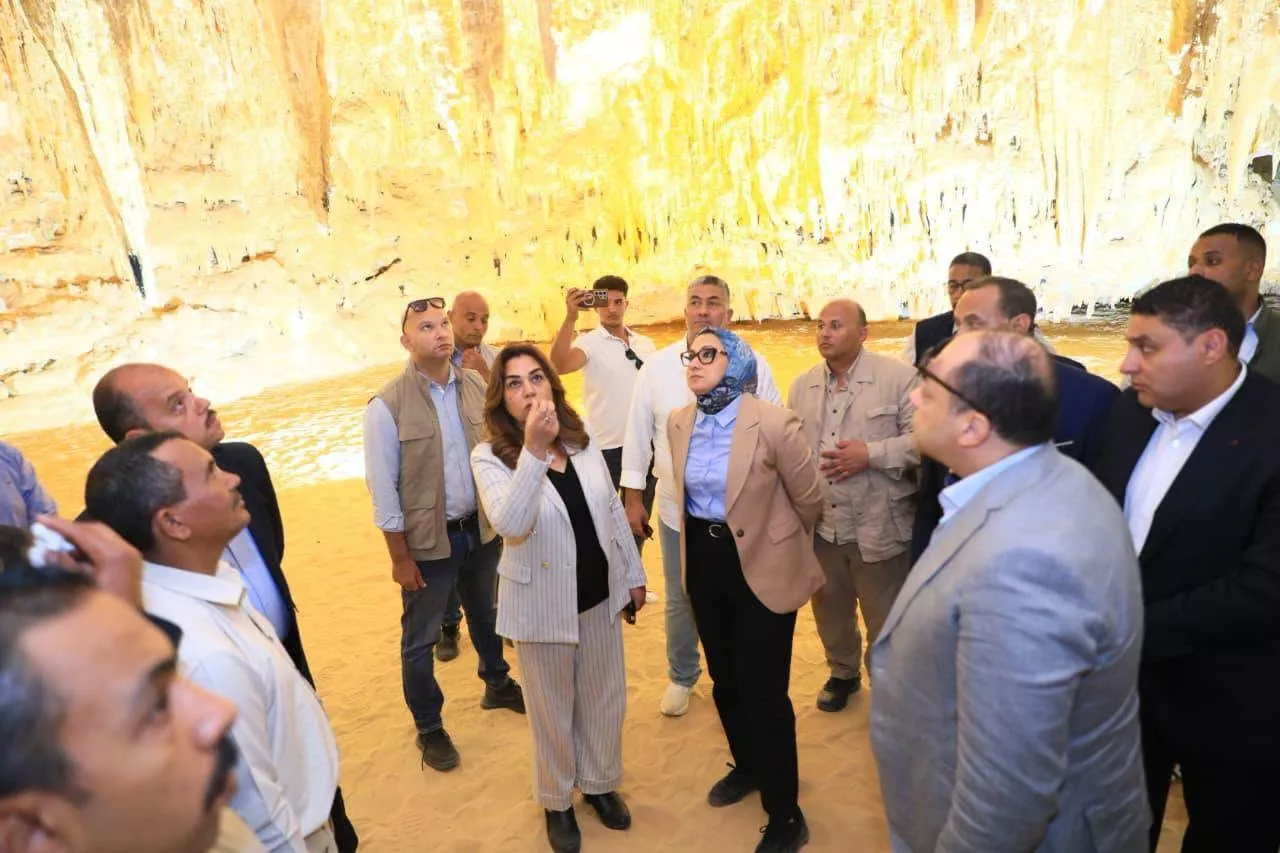 منال عوض ومحافظ الوادي الجديد تتفقدان منطقة كهف الجارة 