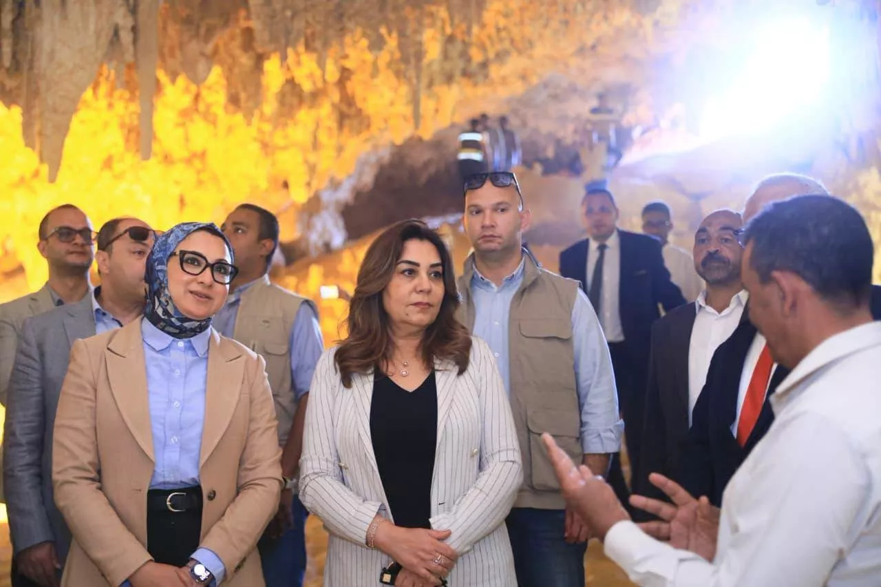 منال عوض ومحافظ الوادي الجديد تتفقدان منطقة كهف الجارة 