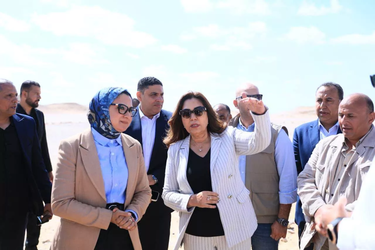منال عوض ومحافظ الوادي الجديد تتفقدان منطقة كهف الجارة 