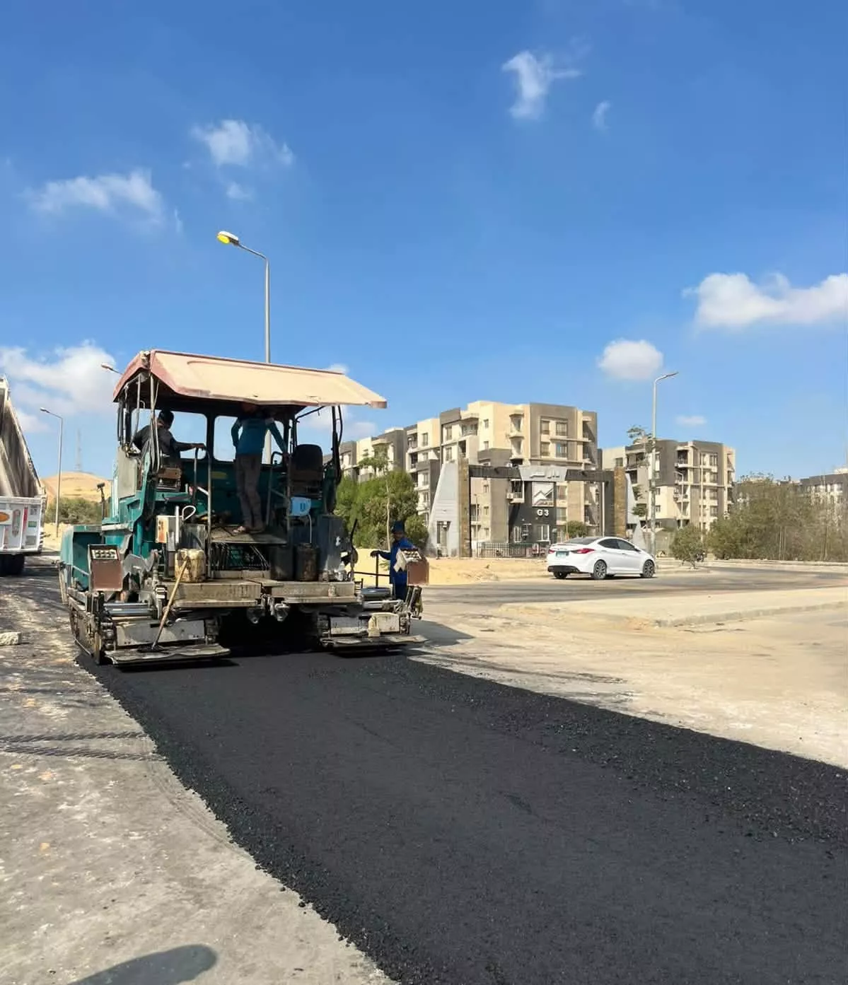 الإسكان تتابع تنفيذ مشروعات الطرق بحدائق أكتوبر والشيخ زايد