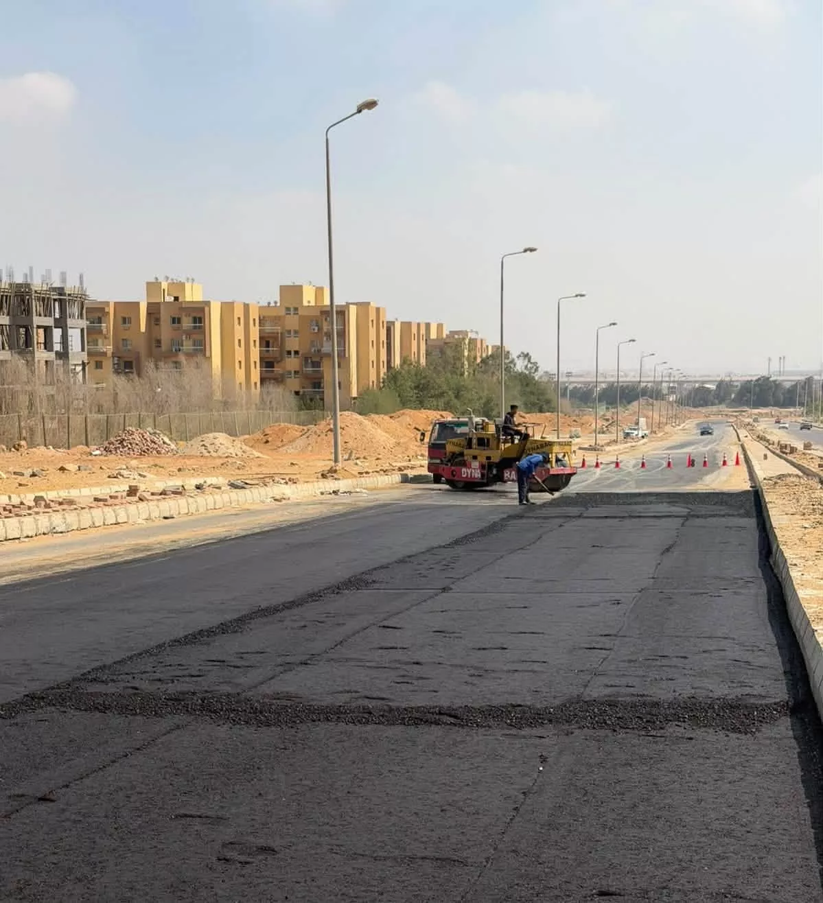 الإسكان تتابع تنفيذ مشروعات الطرق بحدائق أكتوبر والشيخ زايد
