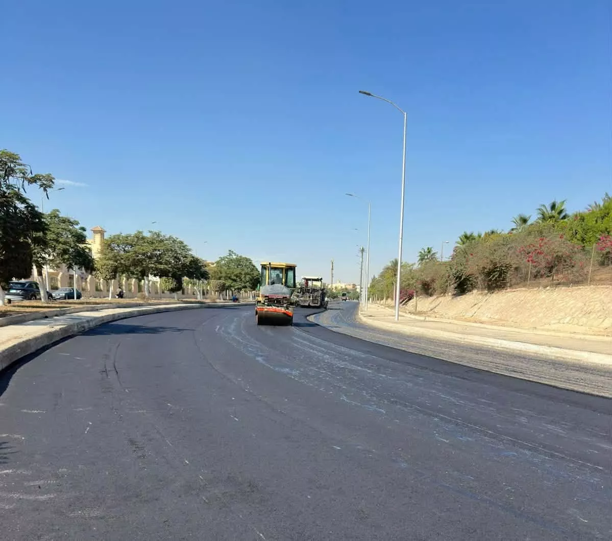 الإسكان تتابع تنفيذ مشروعات الطرق بحدائق أكتوبر والشيخ زايد