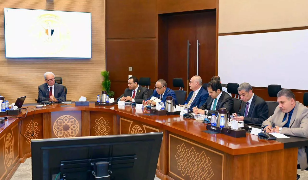 حسين عيسى يتابع جهود إعادة هيكلة الهيئات الاقتصادية