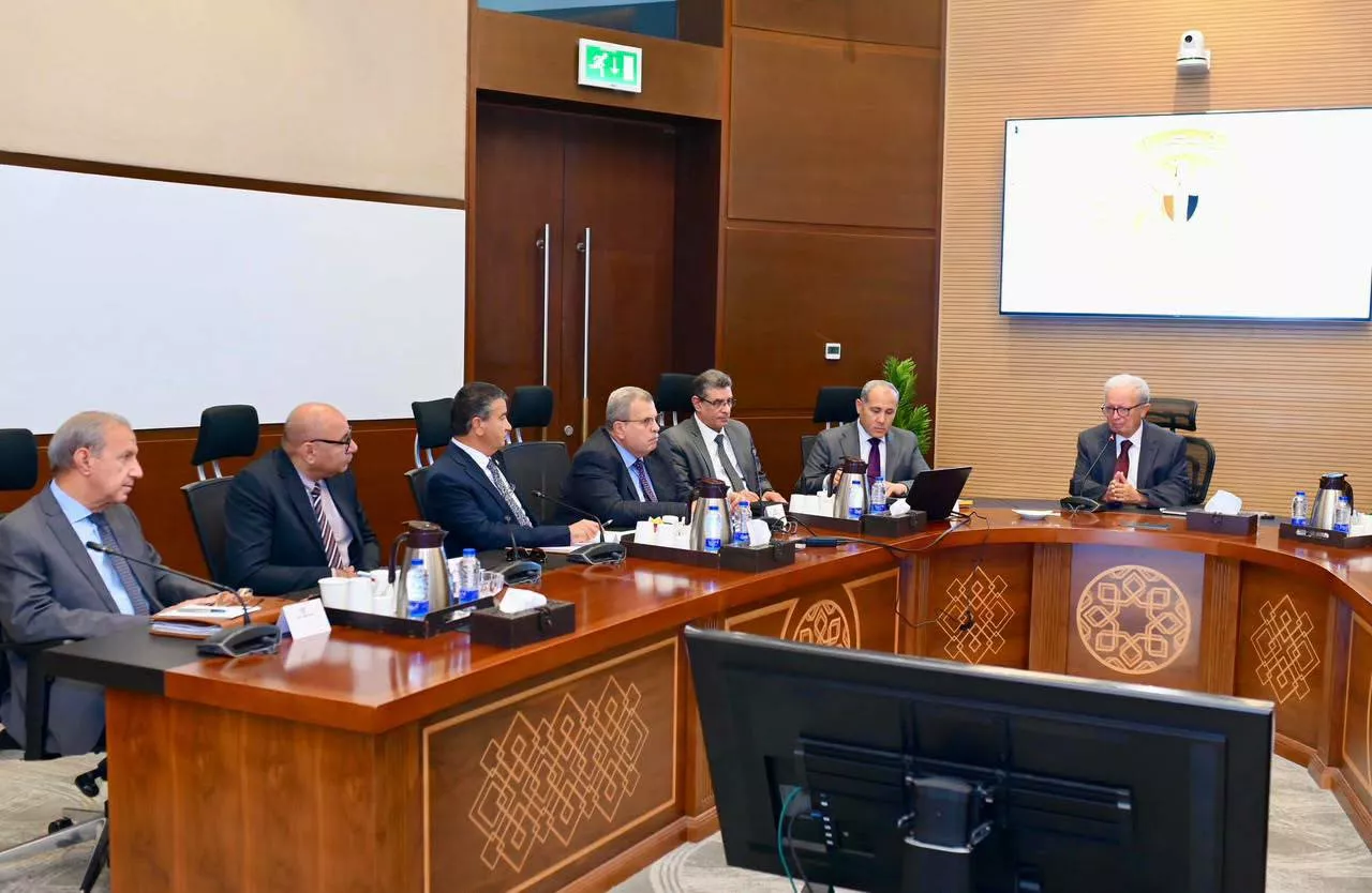 حسين عيسى يتابع جهود إعادة هيكلة الهيئات الاقتصادية