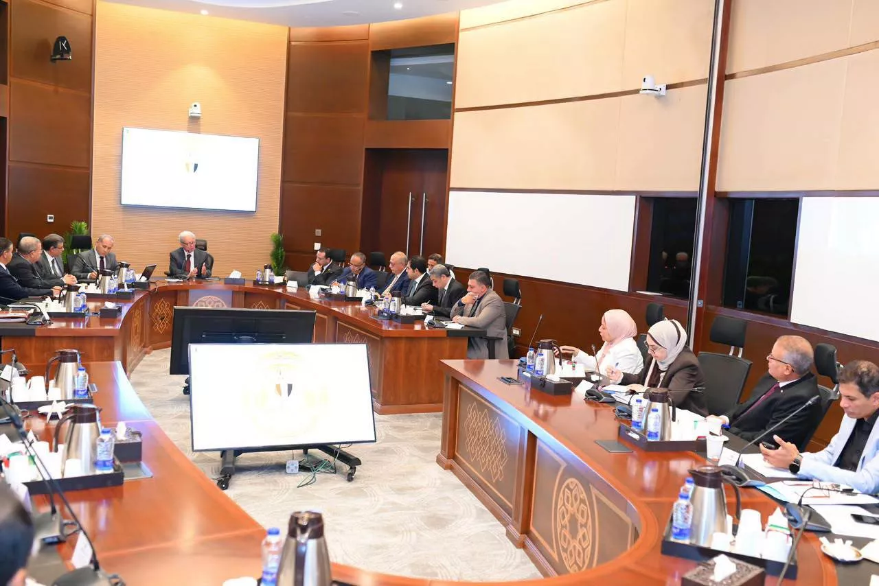 حسين عيسى يتابع جهود إعادة هيكلة الهيئات الاقتصادية