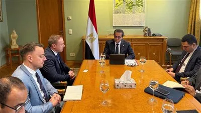 وزارة «الصحة» تبحث توطين تكنولوجيا الإضاءة الطبية مع «دكتور ماخ» الألمانية