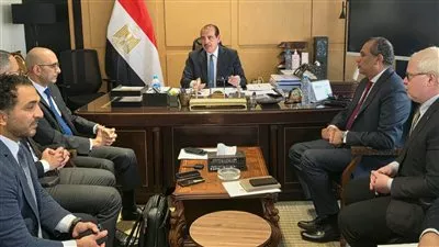 وزارة «الصحة» تبحث مع «فايزر» توطين صناعة اللقاحات في مصر