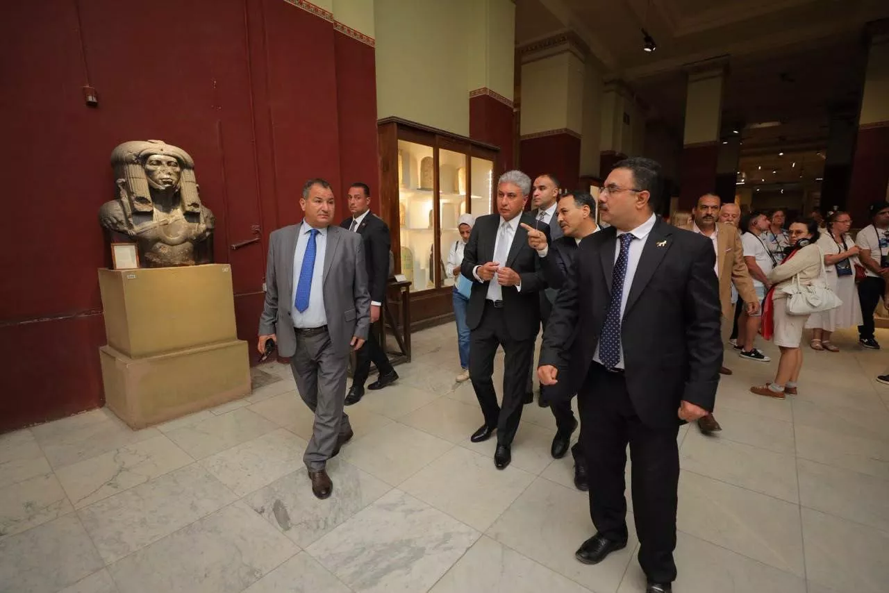 وزير السياحة يتفقد مستجدات أعمال تطوير المتحف المصري