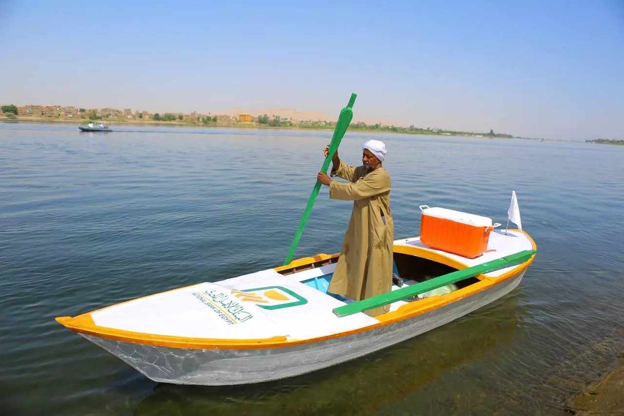 البنك الأهلي يسلم مراكب الرزق للصيادين بمحافظة الأقصر