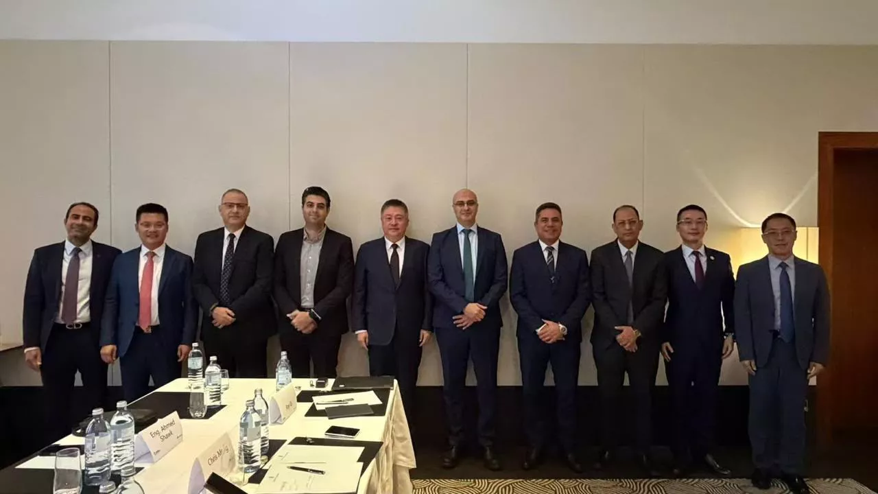 رئيس الجهاز القومي لتنظيم الاتصالات يجتمع قيادات شركة هواوي