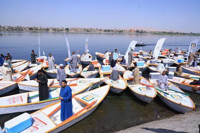 البنك الأهلي يسلم مراكب الرزق للصيادين بمحافظة الأقصر