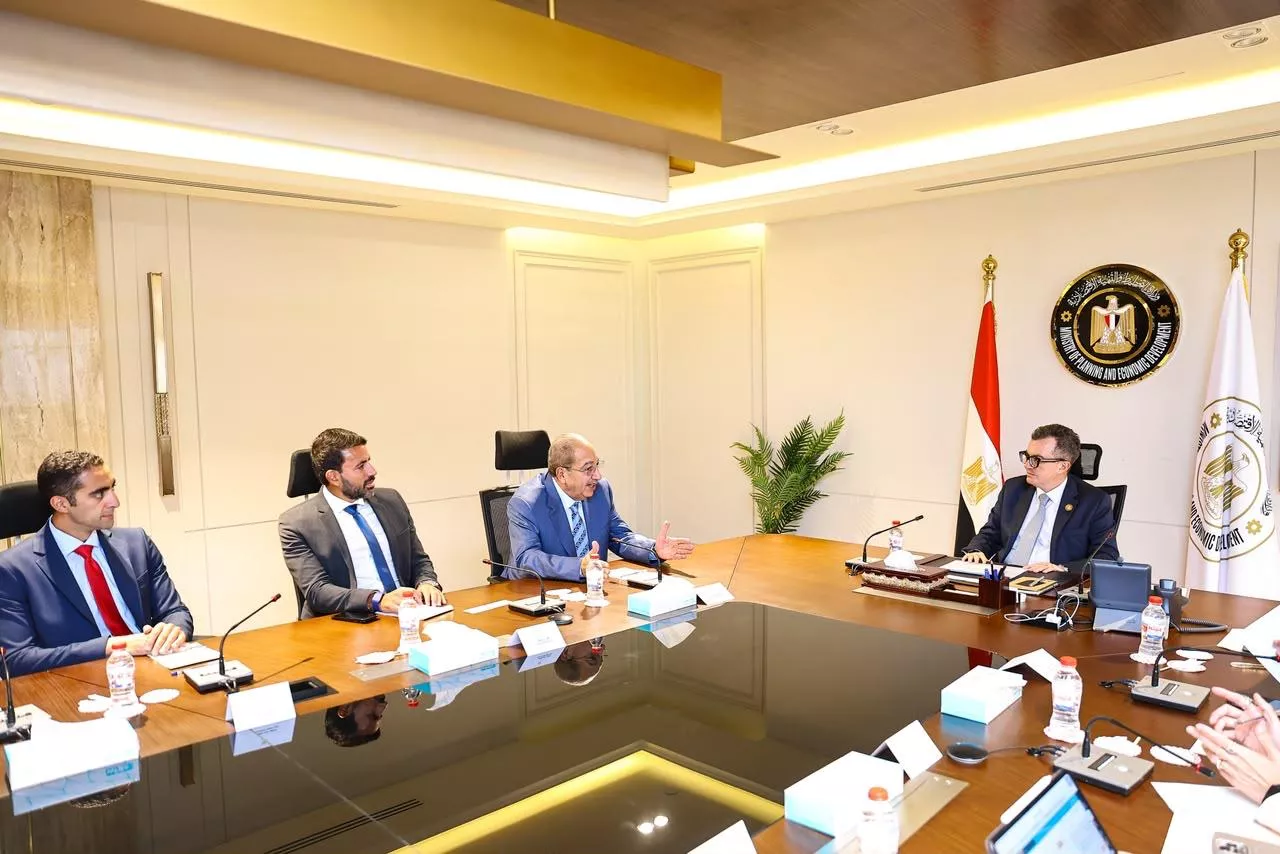 وزير التخطيط يجتمع مع وفد من جامعة إسلسكا