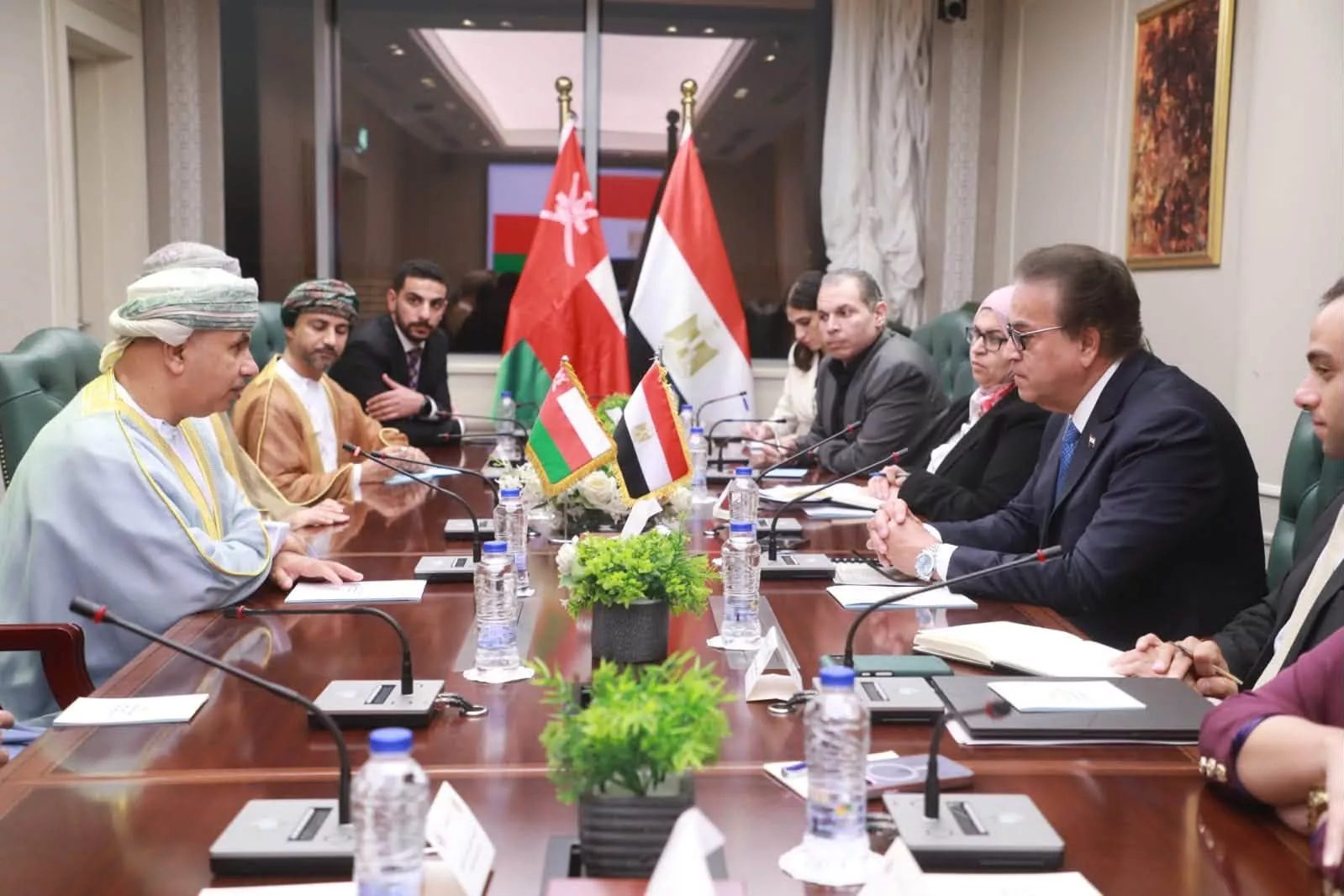 وزير الصحة في اجتماع مع نظيره العُماني