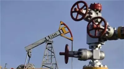 النفط يهبط بأكثر من 1% مع توقعات بزيادة إمدادات الوقود الروسي