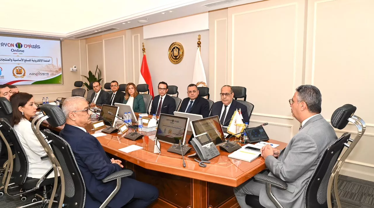 وزير التموين يجتمع مع مسؤولي شركة أدفانسز تليكوم