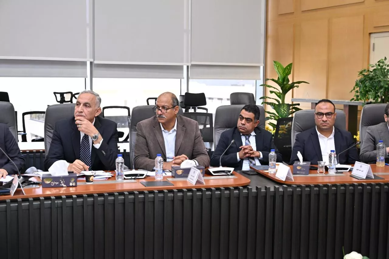 وزيرا الاستثمار والصناعة في اجتماع مع ممثلي المصانع المتكاملة ونصف المتكاملة ومصانع الدرفلة