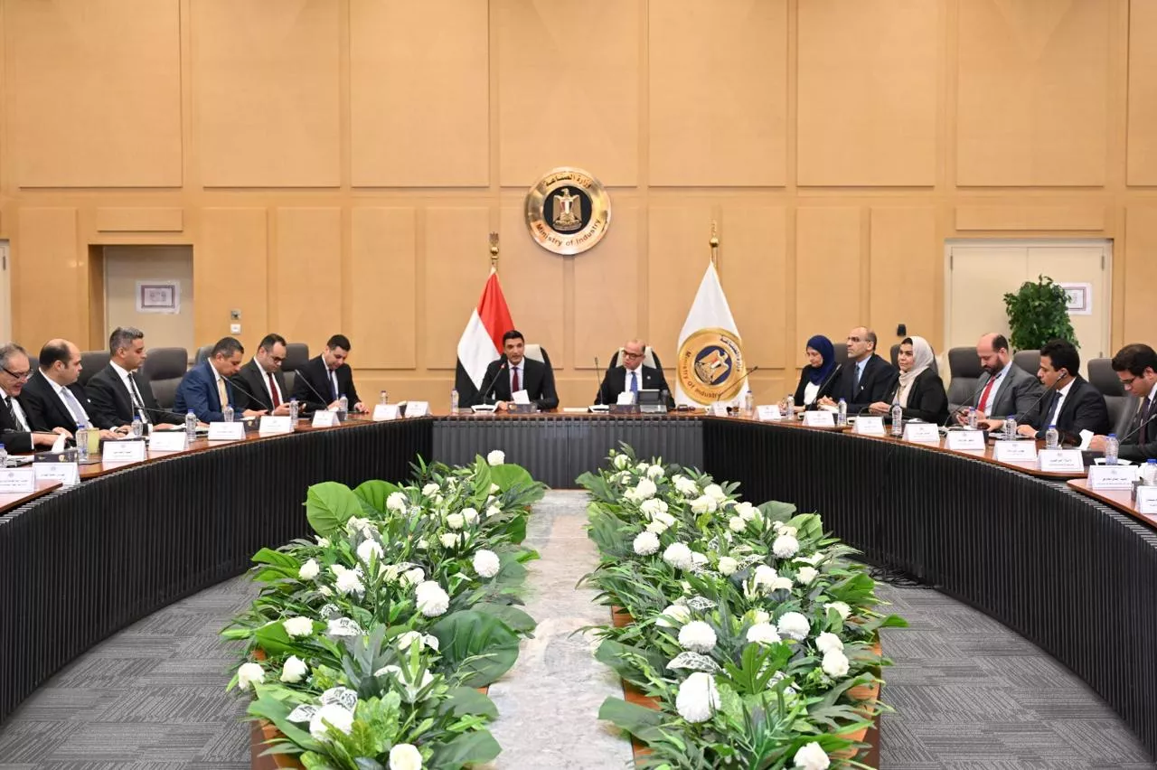 وزيرا الاستثمار والصناعة في اجتماع مع ممثلي المصانع المتكاملة ونصف المتكاملة ومصانع الدرفلة