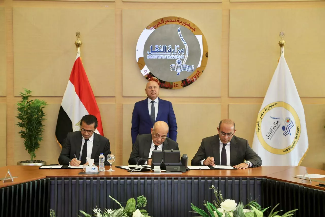 وزير النقل يشهد توقيع مذكرة تفاهم لإنشاء مركز لوجستي متكامل بميناء الدخيلة
