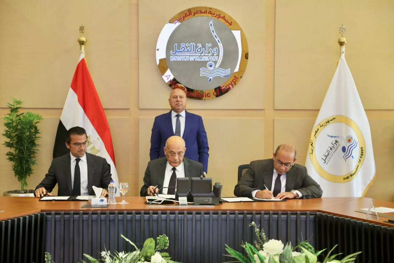 وزير النقل يشهد توقيع مذكرة تفاهم لإنشاء مركز لوجستي متكامل بميناء الدخيلة