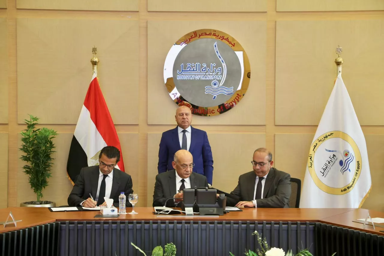 وزير النقل يشهد توقيع مذكرة تفاهم لإنشاء مركز لوجستي متكامل بميناء الدخيلة