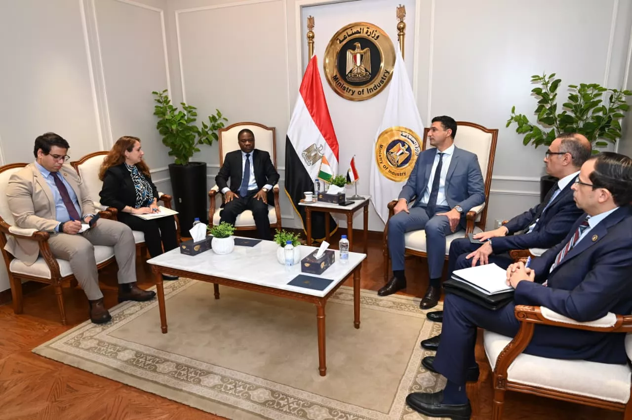 وزير الصناعة يجتمع مع سفير كوت ديفوار لدى مصر