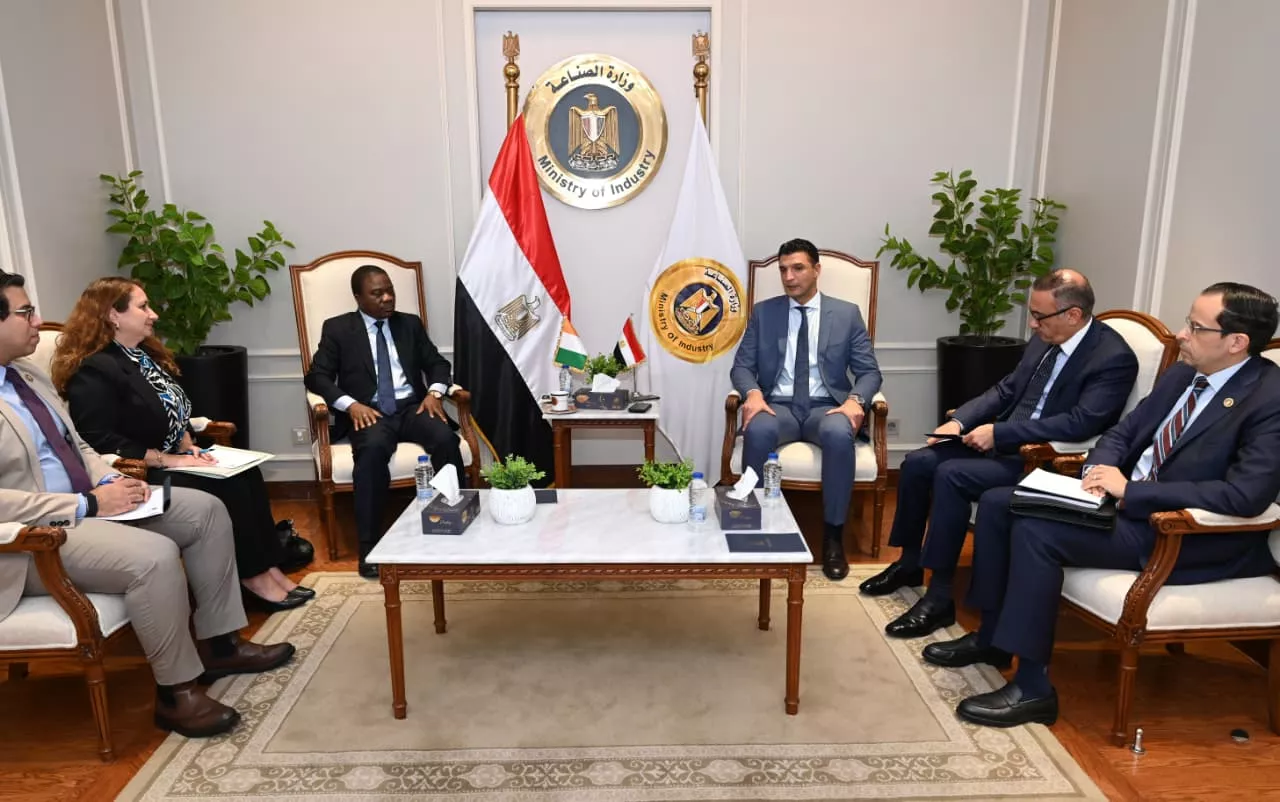 وزير الصناعة يجتمع مع سفير كوت ديفوار لدى مصر