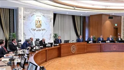 رئيس الوزراء يوجه بزيادة المخزون الآمن من السلع الغذائية والمنتجات البترولية