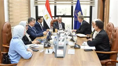 هيئة الدواء تبحث مع «إيست فارما» توطين صناعة المستحضرات الدوائية في مصر