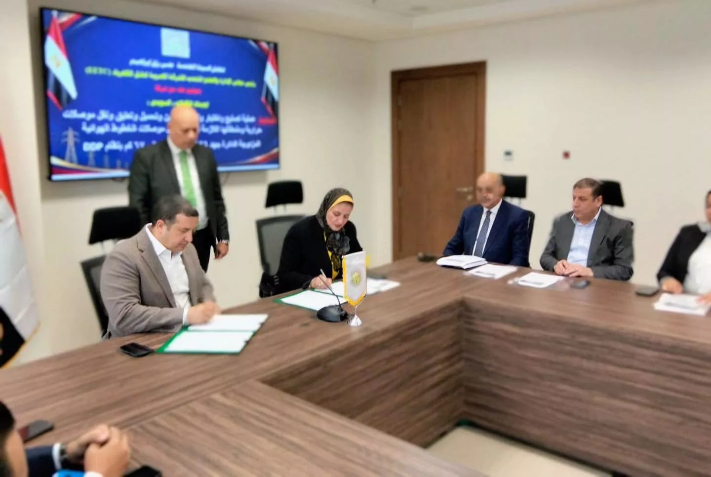 المصرية لنقل الكهرباء توقع عقدًا مع السويدي