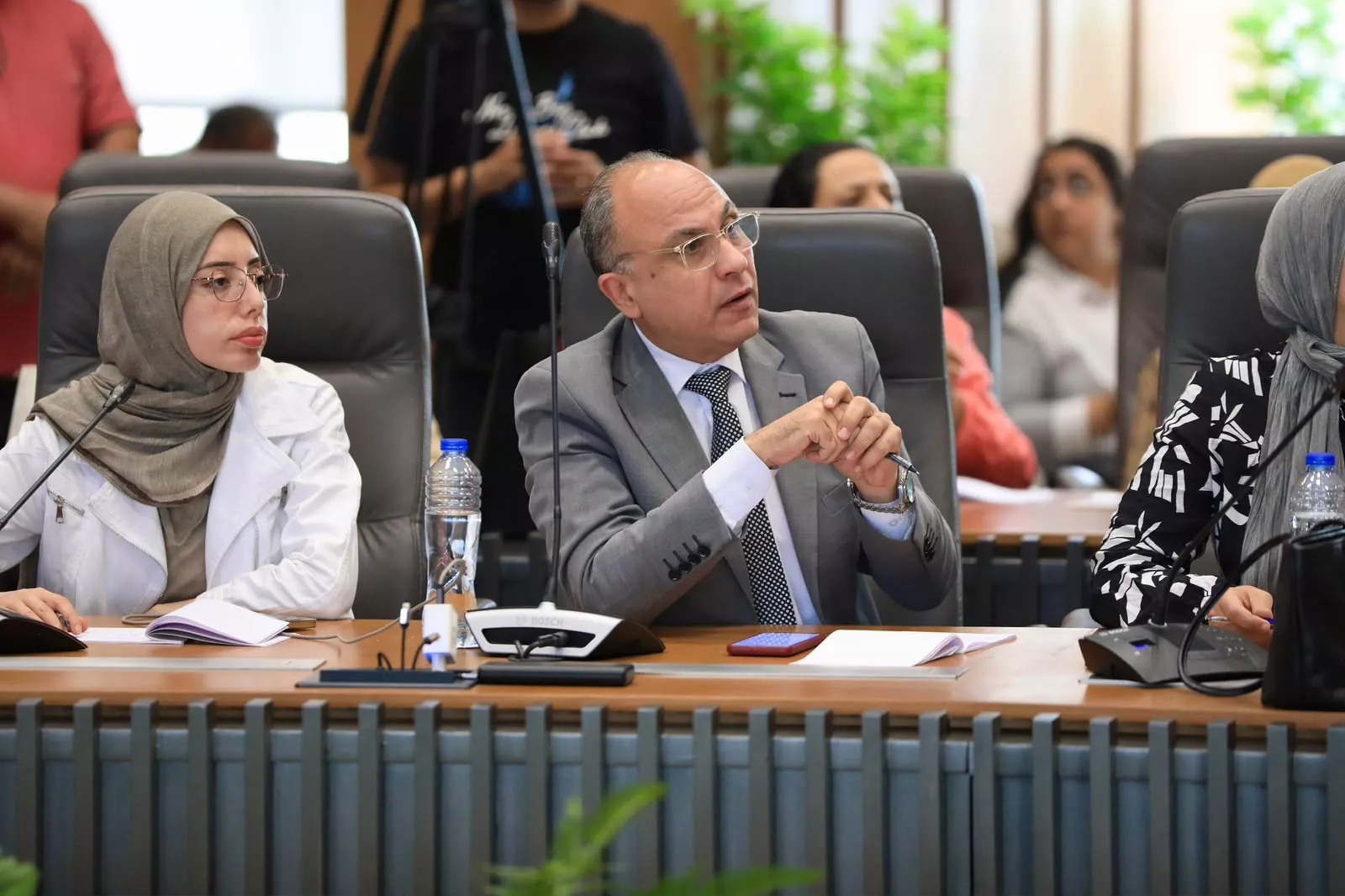 الحكومة تبدأ تنفيذ التكليف الرئاسي بتحسين أجور المعلمين