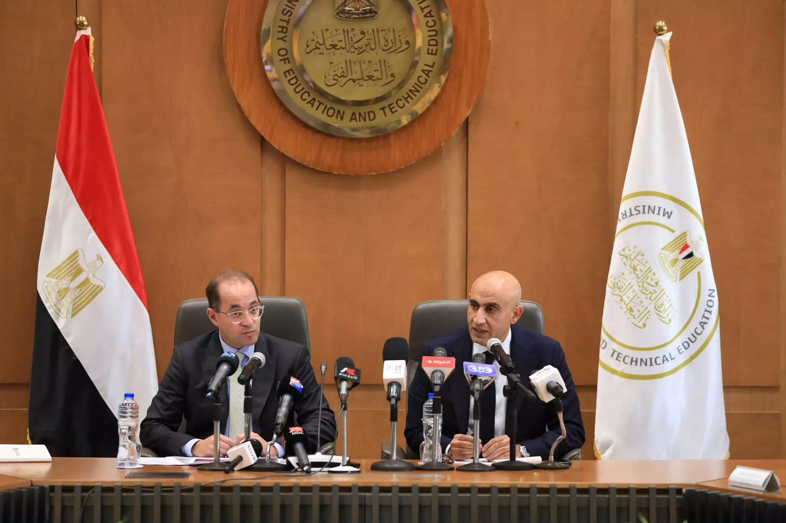 الحكومة تبدأ تنفيذ التكليف الرئاسي بتحسين أجور المعلمين
