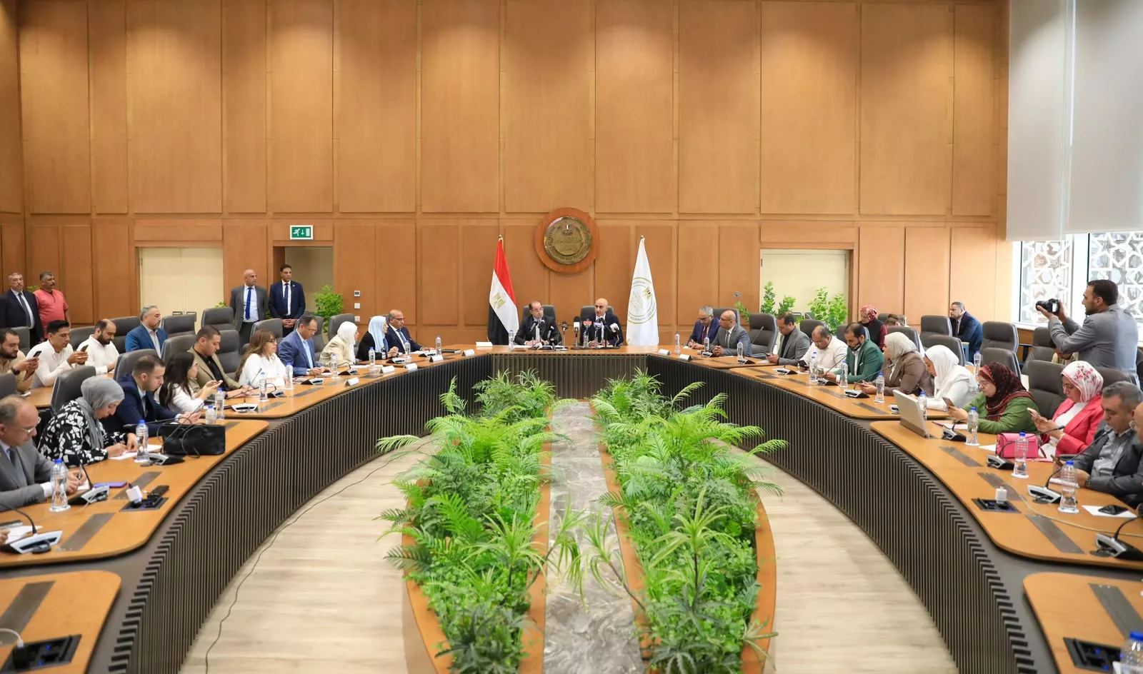 الحكومة تبدأ تنفيذ التكليف الرئاسي بتحسين أجور المعلمين
