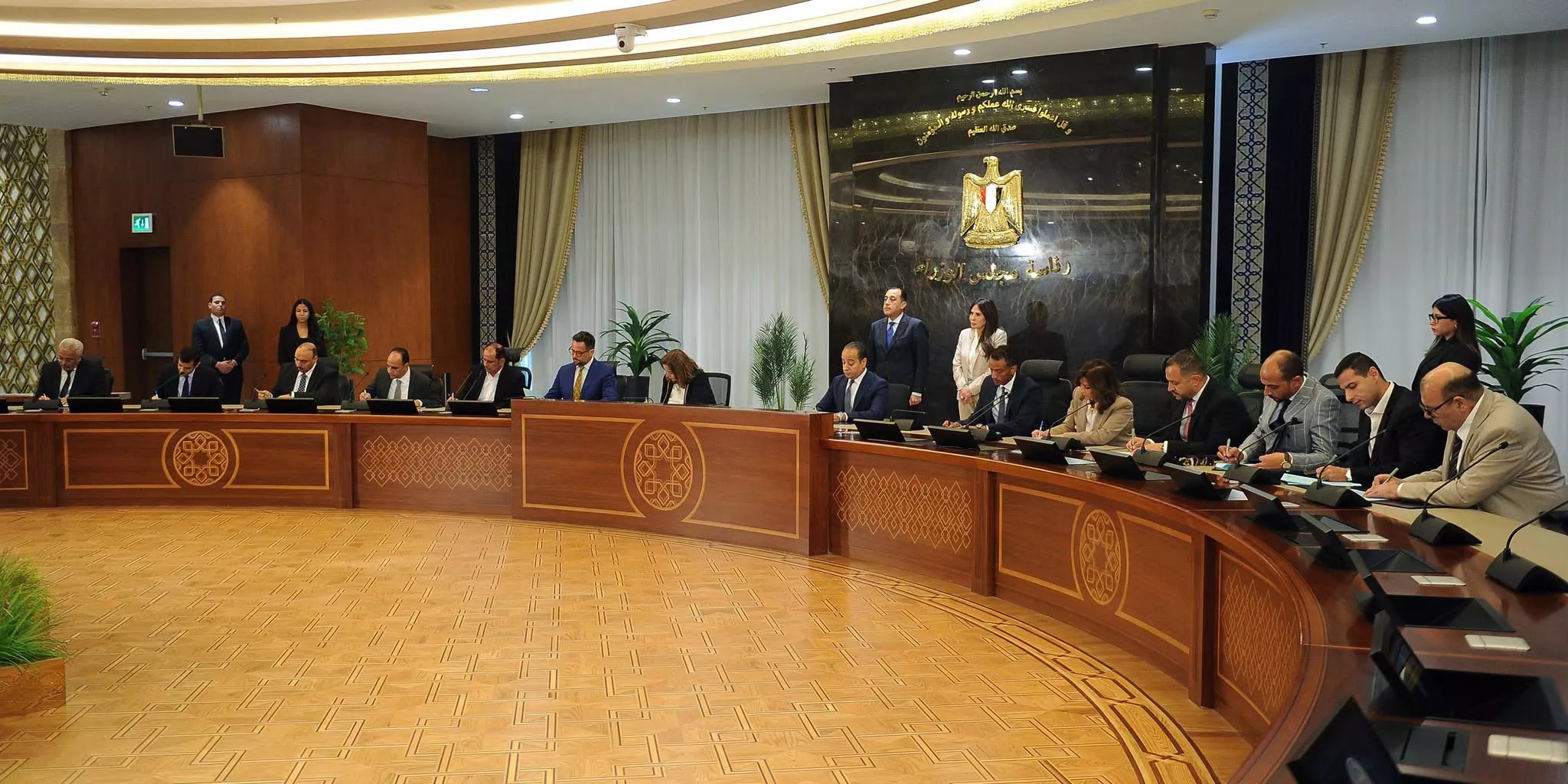 رئيس الوزراء يشهد توقيع اتفاقيات شراكة لتوفير وحدات سكنية لمحدودي الدخل 
