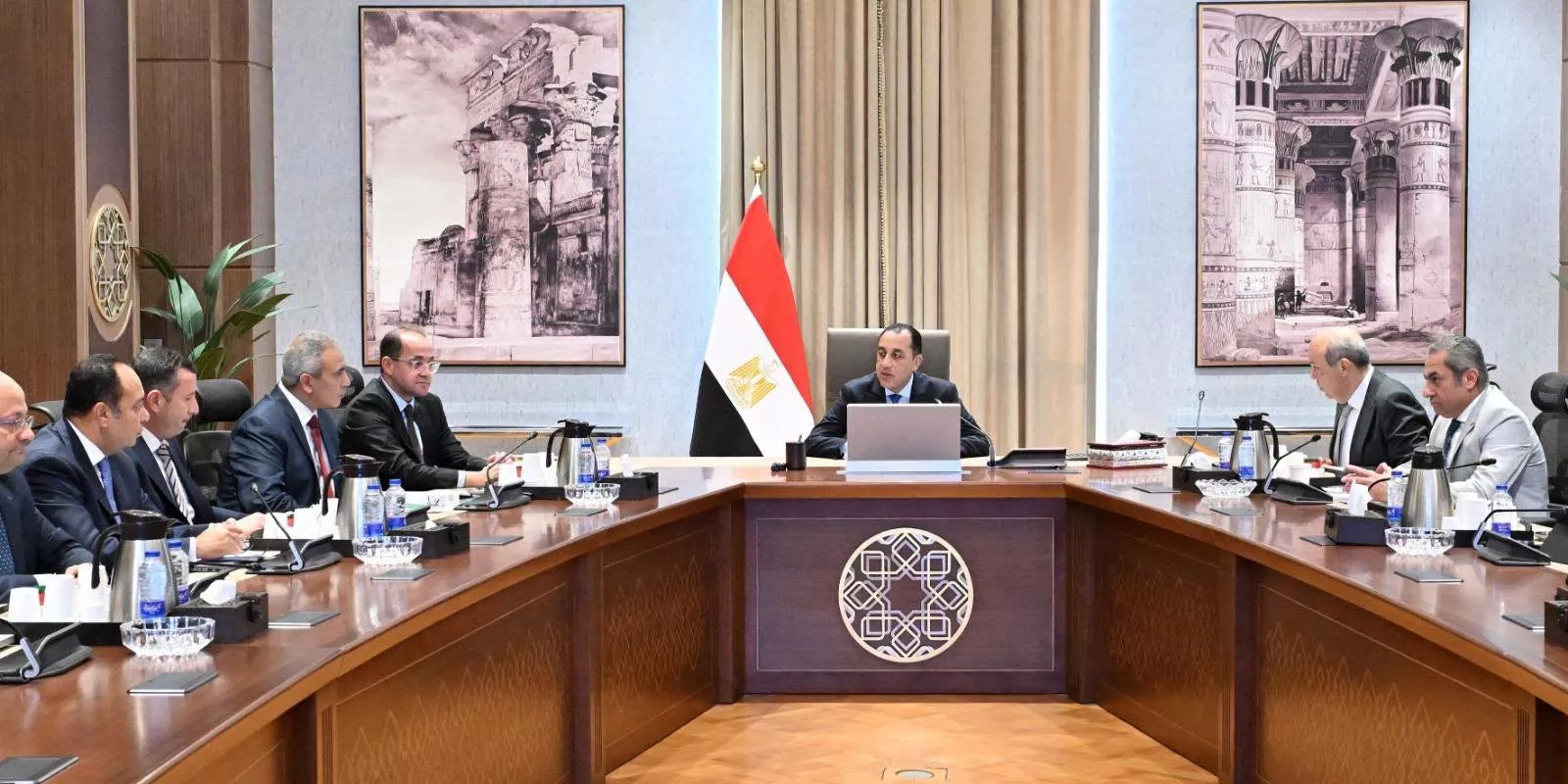 رئيس الوزراء يستعرض مقترحات لتطوير مطار العاصمة الجديدة