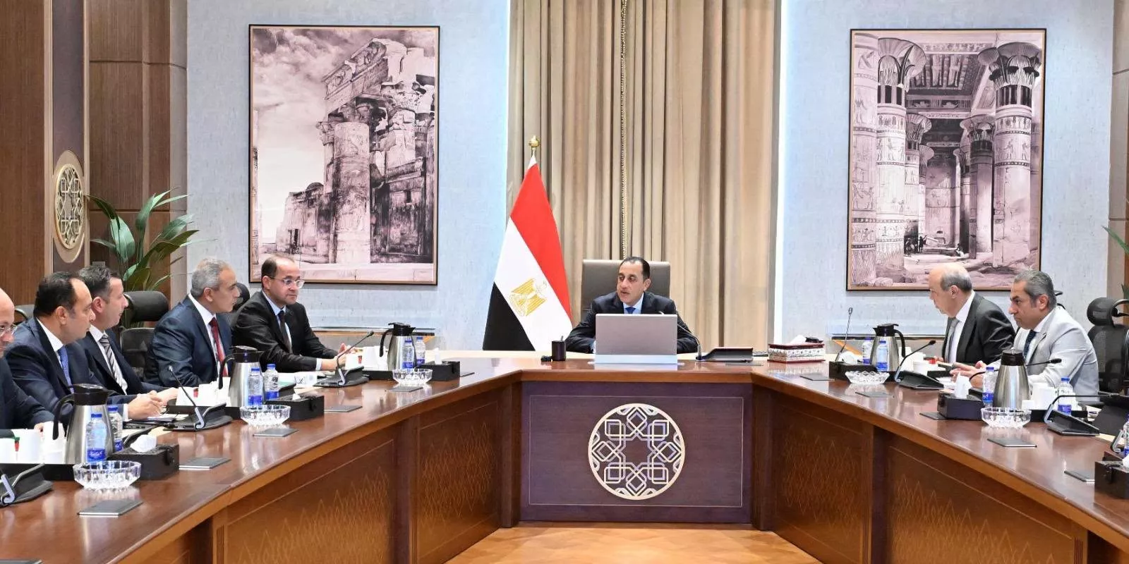 رئيس الوزراء يستعرض مقترحات لتطوير مطار العاصمة الجديدة