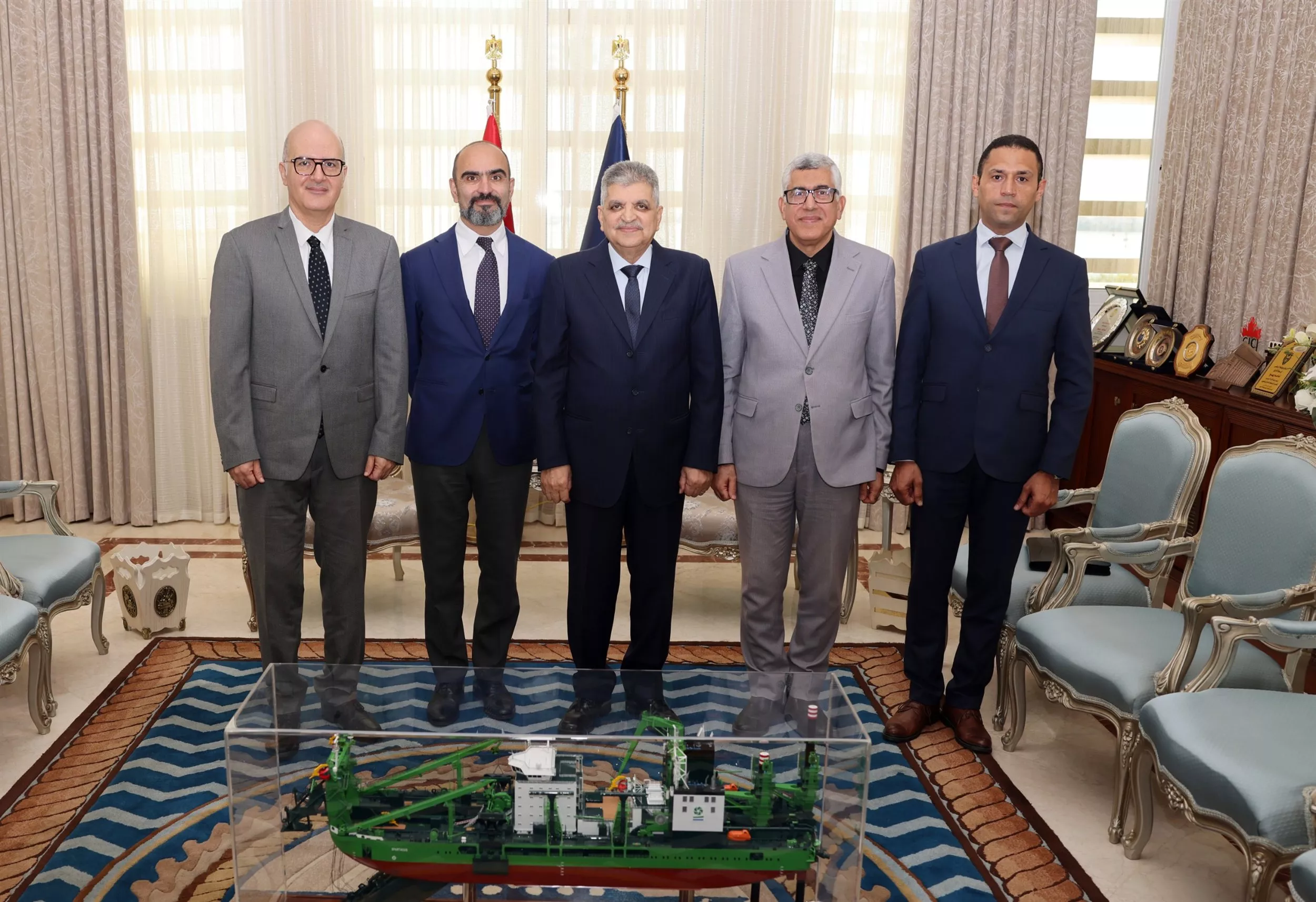 رئيس هيئة قناة السويس يلتقي المدير الإقليمي لشركة DEME البلجيكية