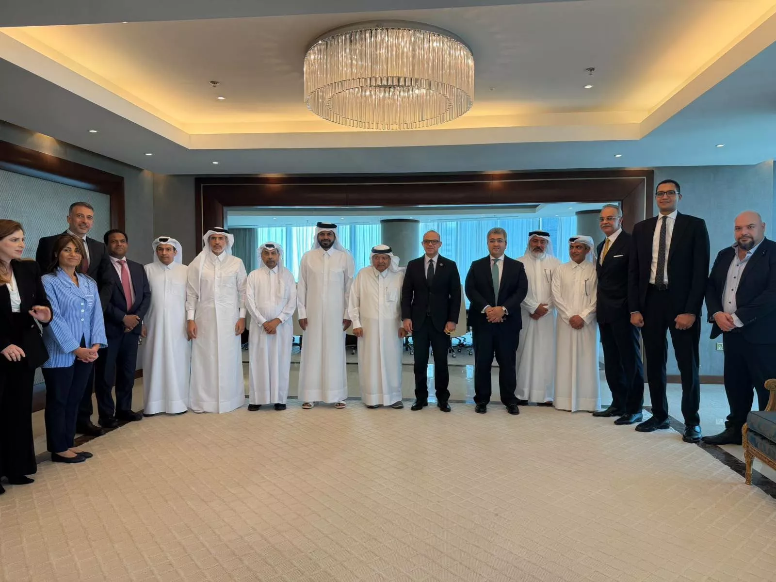 وزير الاستثمار مع رابطة رجال الأعمال القطريين