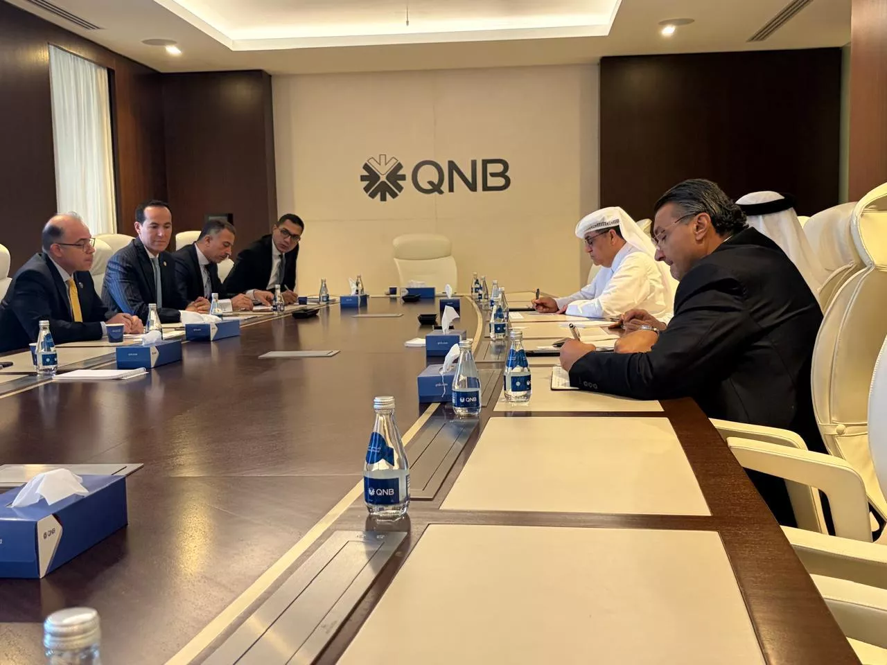 وزير الاستثمار يجتمع مع الرئيس التنفيذي لمجموعة QNB