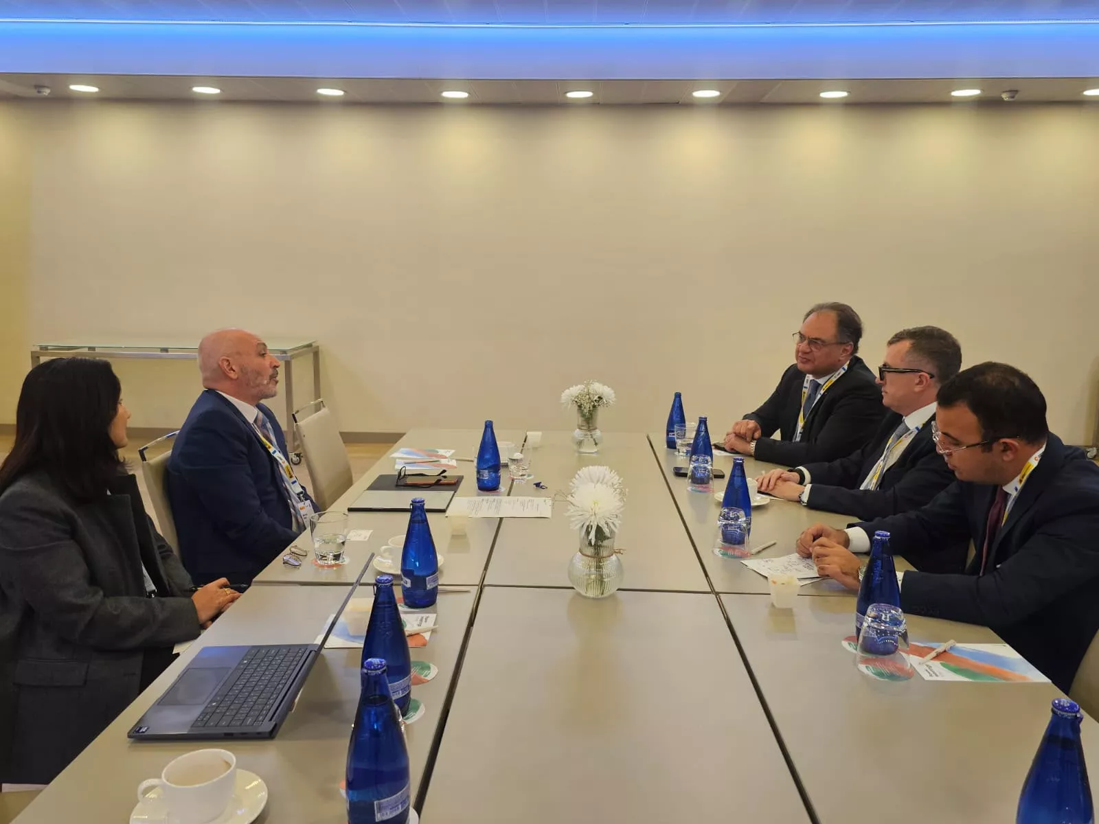وزير التخطيط يجتمع مع عدد من المسئولين الدوليين والإقليميين